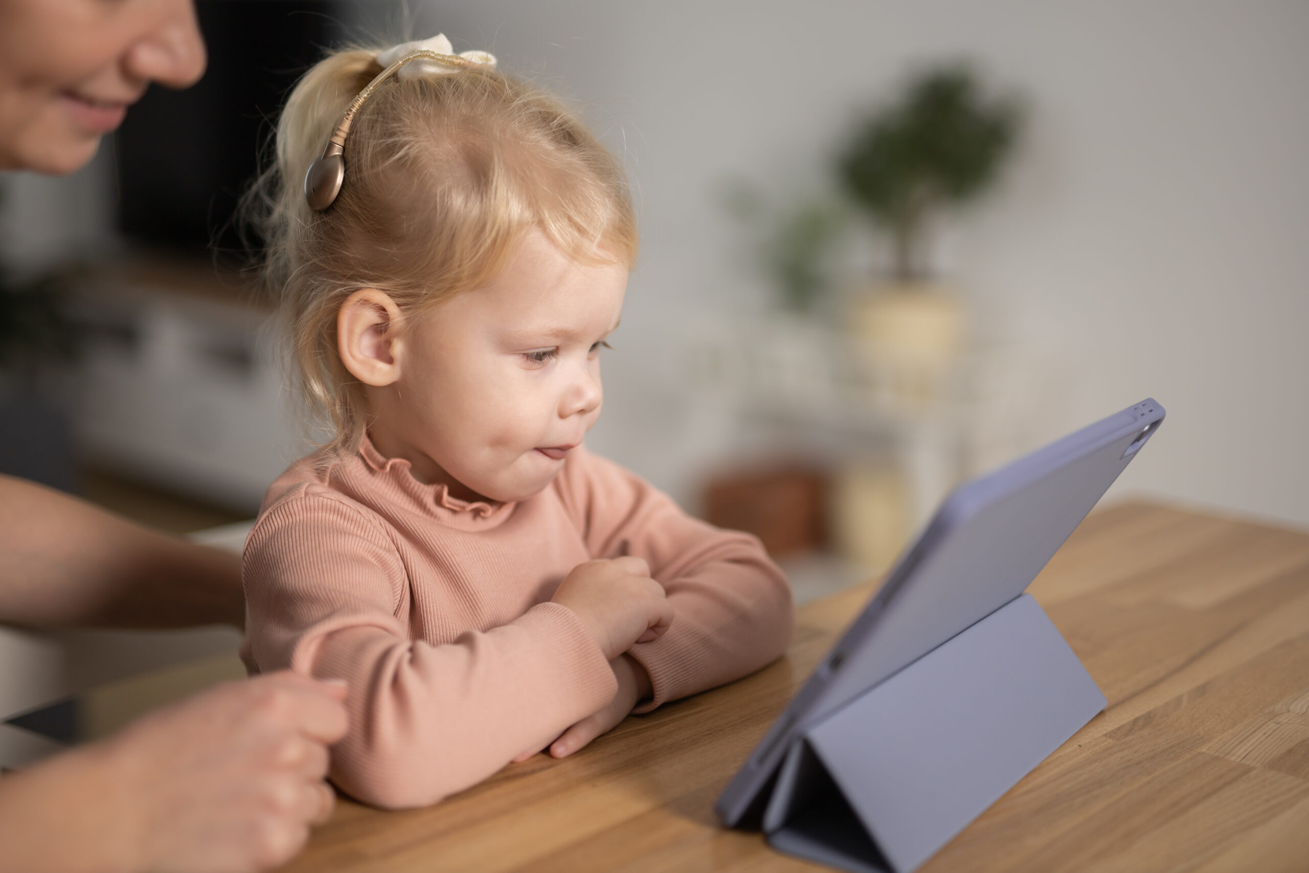 Cómo ayudar a un niño a adaptarse a sus audífonos