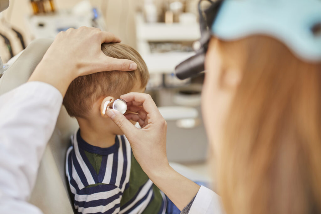 Una audiometría es una prueba fundamental para conocer cómo funciona tu audición, evaluar si existe pérdida auditiva y determinar cuál es el grado y el tipo de hipoacusia, si la hay. Se trata de un examen objetivo, no invasivo y completamente indoloro que permite obtener información muy precisa sobre la capacidad auditiva de una persona. En este artículo vamos a explicar con detalle en qué consiste una audiometría, cómo se realiza paso a paso, qué resultados ofrece y por qué es clave para cuidar tu salud auditiva y la de tu familia.