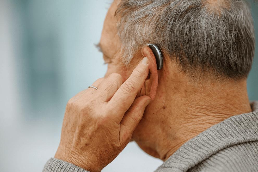 Pérdida auditiva por edad: causas, síntomas y qué hacer