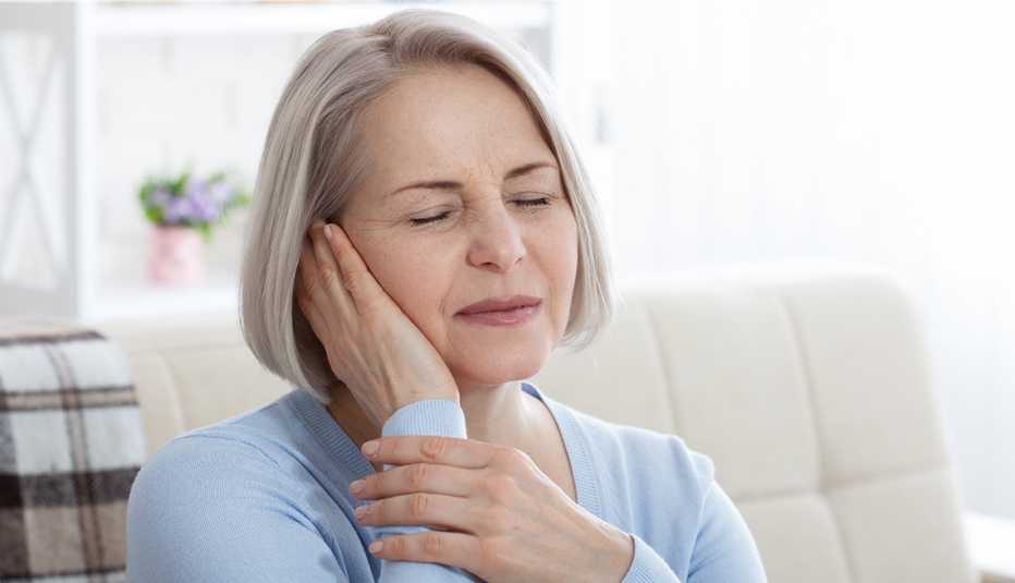 ¿Sientes dolor en el oído al usar audífonos? Causas y cómo solucionarlo