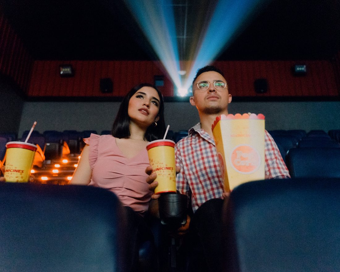 Dificultad para oír en el cine o teatro: por qué ocurre y cómo solucionarlo
