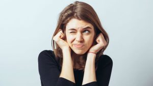 ¿Por qué escucho mi propia voz tan fuerte? El efecto de oclusión en audífonos
