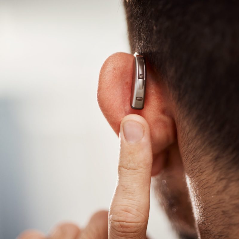 La salud auditiva es un aspecto fundamental del bienestar general, pero con frecuencia se descuida en comparación con otros sentidos como la vista. Sin embargo, los oídos trabajan constantemente y una exposición continuada a sonidos intensos, malos hábitos o la falta de revisiones puede dañar la audición de forma progresiva. En este artículo vamos a explicar cómo puedes proteger tu audición en la vida cotidiana, qué hábitos mantener para prevenir problemas y qué señales indican que es necesario acudir a un especialista en salud auditiva.
