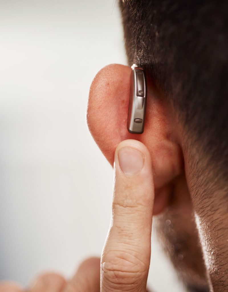La salud auditiva es un aspecto fundamental del bienestar general, pero con frecuencia se descuida en comparación con otros sentidos como la vista. Sin embargo, los oídos trabajan constantemente y una exposición continuada a sonidos intensos, malos hábitos o la falta de revisiones puede dañar la audición de forma progresiva. En este artículo vamos a explicar cómo puedes proteger tu audición en la vida cotidiana, qué hábitos mantener para prevenir problemas y qué señales indican que es necesario acudir a un especialista en salud auditiva.
