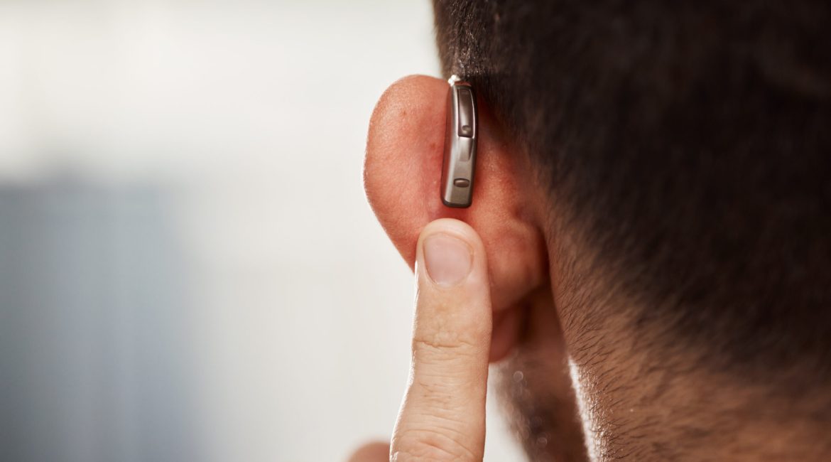 La salud auditiva es un aspecto fundamental del bienestar general, pero con frecuencia se descuida en comparación con otros sentidos como la vista. Sin embargo, los oídos trabajan constantemente y una exposición continuada a sonidos intensos, malos hábitos o la falta de revisiones puede dañar la audición de forma progresiva. En este artículo vamos a explicar cómo puedes proteger tu audición en la vida cotidiana, qué hábitos mantener para prevenir problemas y qué señales indican que es necesario acudir a un especialista en salud auditiva.