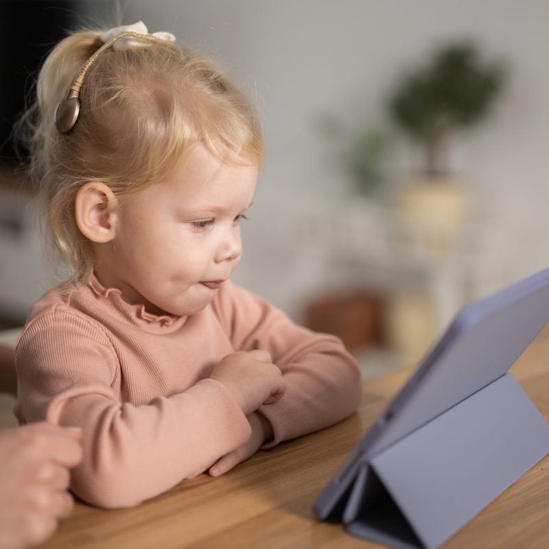 Cómo ayudar a un niño a adaptarse a sus audífonos
