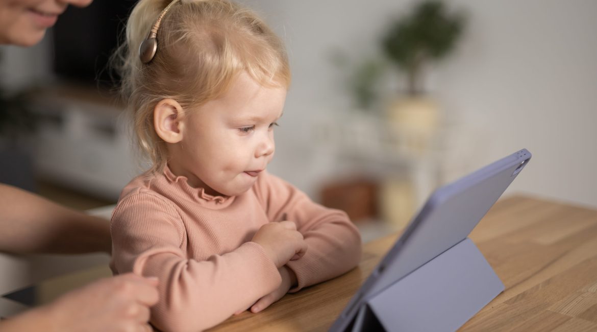 Cómo ayudar a un niño a adaptarse a sus audífonos