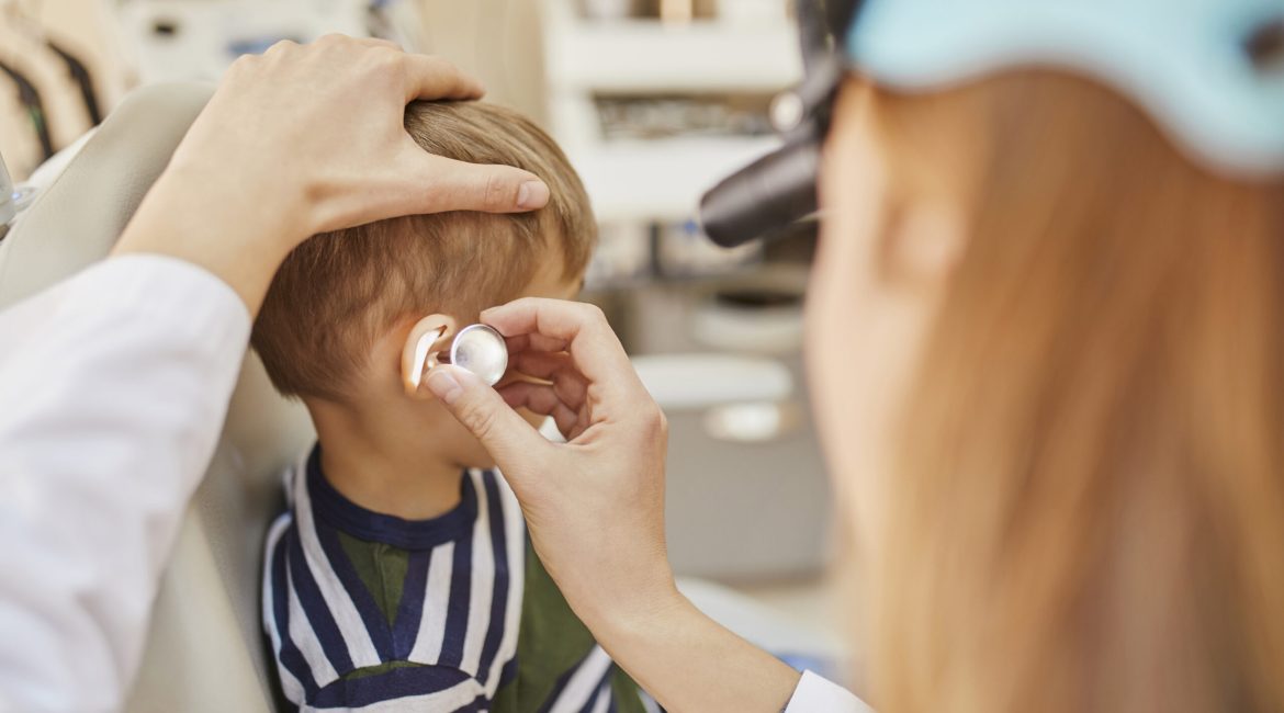 Una audiometría es una prueba fundamental para conocer cómo funciona tu audición, evaluar si existe pérdida auditiva y determinar cuál es el grado y el tipo de hipoacusia, si la hay. Se trata de un examen objetivo, no invasivo y completamente indoloro que permite obtener información muy precisa sobre la capacidad auditiva de una persona. En este artículo vamos a explicar con detalle en qué consiste una audiometría, cómo se realiza paso a paso, qué resultados ofrece y por qué es clave para cuidar tu salud auditiva y la de tu familia.
